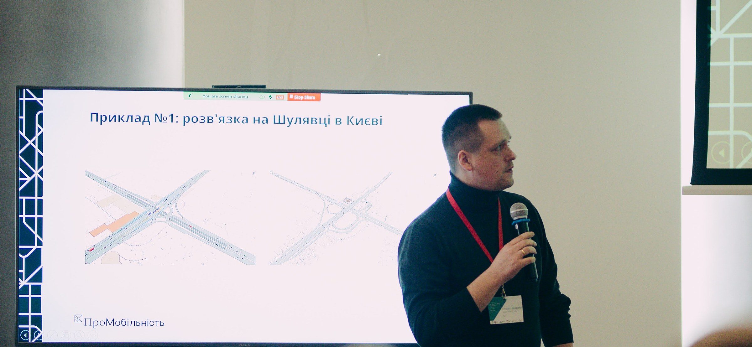 Dmytro Bespalov presenting a model of the Shuliavka interchange in Kyiv